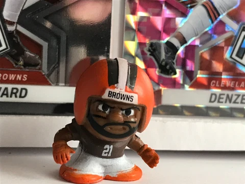 DENZEL WARD NFL Teenymates 1" Figure w/ 2022 Mosaic PINK CAMO MOSAIC Prizm #230 Cover
