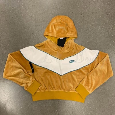 NWT Nike BV5054-727 Women Sportswear Heritage Plush Hoodie Cropped Gold Cream M - Imagem 1 de 4