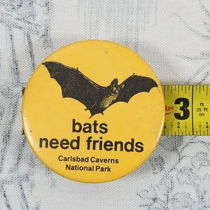 Botón Pinback Vintage "Los murciélagos necesitan amigos" Parque Nacional Cavernas de Carlsbad - Imagen 1 de 2