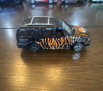 MotorMax Lincoln Navigator 1/64 Diecast Negro con Orange Tiger Tampo Foto 1 de 4