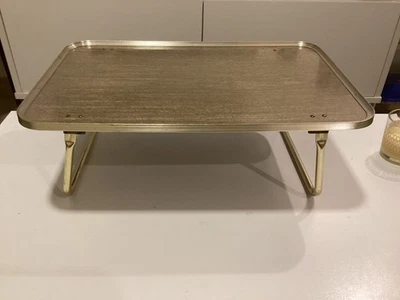VINTAGE FRÜHSTÜCK BETT TABLETT TISCH KLAPPBARE BEINE. HOLZ. GOLDEN ALUMINIUM - Bild 1 von 4