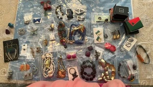 Schmuck Konvolut Gebrauchsspuren Wiederverkauf gemischt Nachlass Vintage moderne Ohrringe Halsketten Weihnachten Pin - Bild 1 von 18
