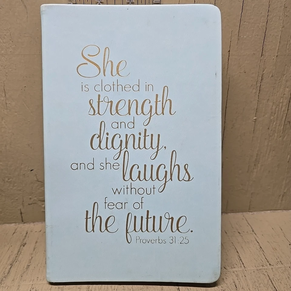 Cuaderno diario Eccolo ella está vestida de fuerza y dignidad 5,5 pulgadas X 8,5 pulgadas Foto 1 de 4