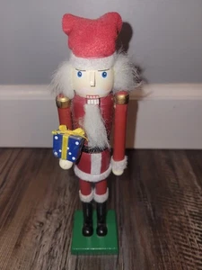 Estatuilla de Navidad Cascanueces de Papá Noel con regalo de regalo - Imagen 1 de 2