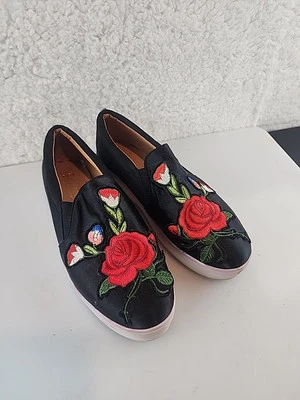 Catherine Malandrino womens floral embroidered fabric fashion sneakers size 6M - Image 1 of 4