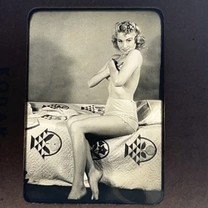 Vintage 35mm Slide Girl Pretty PIN UP Risque Nude Original Black & White Quilt - Picture 1 of 2