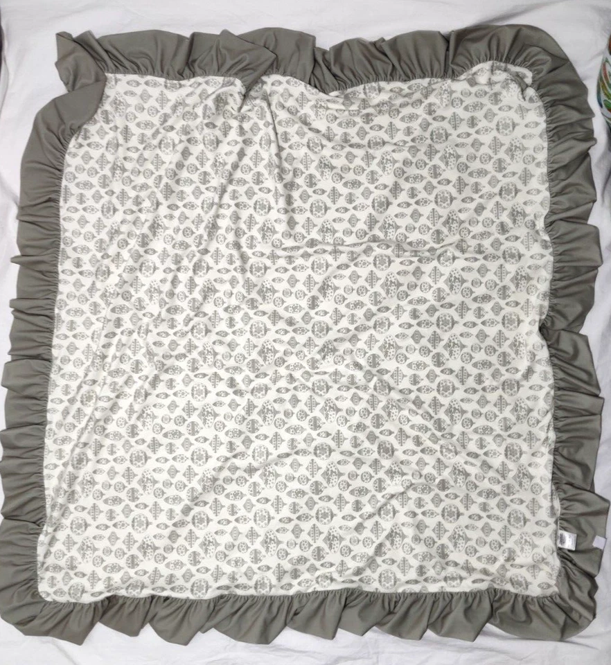 Мягкое бежевое зеленое праздничное одеяло с оборками Sweethoney Baby Dreamer 51 дюйм - Изображение 1 из 4