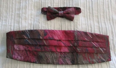 A Burgandy/Purple Cummerbund and tie set - Image 1 of 2
