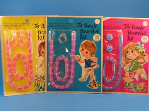 VINTAGE 3 TOY BANGLE BRACELET KIT on SEALED CARD * NICE ARTWROK * HONG KONG 60's - Picture 1 of 8