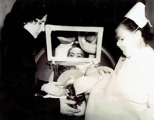 1940 AP Drahtfoto trennt Mutter & neugeborenes Kind nach dem Leben in eiserner Lunge - Bild 1 von 2
