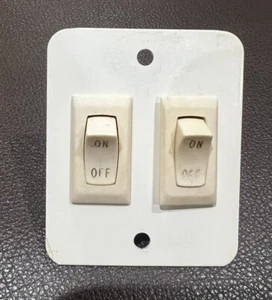 NUEVO INTERRUPTOR DE LUZ DE ENCENDIDO Y APAGADO RV 12V Doble PANEL MARFIL - Imagen 1 de 5