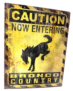 Insegna Latta Bronco Country Attenzione Ora Entrando Decorazione Parete 12,5" x 16" Made in USA - Foto 1 di 4