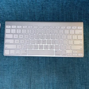 Paquete de teclado inalámbrico Apple - Imagen 1 de 11