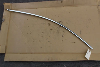 Jaguar XE 2017 puerta trasera izquierda moldura cromada superior R635 Foto 1 de 4