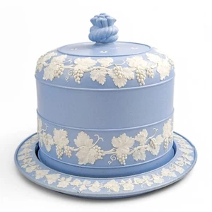 Antike Wedgewood Stil blaue Jaspisware Käsekuppel und Ständer, Weinrebenrelief - Bild 1 von 16