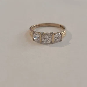ANELLO VINTAGE ORO 14K 1TCW PIETRE ZIRCONI TRASPARENTI PASSATO PRESENTE FUTURO MISURA 6,75 2,3 GRAMMI - Foto 1 di 4