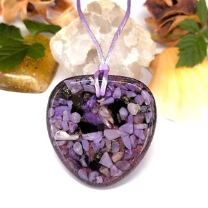 Orgonit Anhänger Herz Lila mit Charoit Pyrit Turmalin schwarz flach 39 mm Kette - Bild 1 von 6