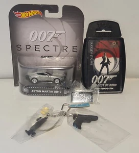 JAMES BOND: ASTON MARTIN DB10 JUEGO TOP TRUMPS, LLAVERO E INSIGNIA PAQUETE - Imagen 1 de 12