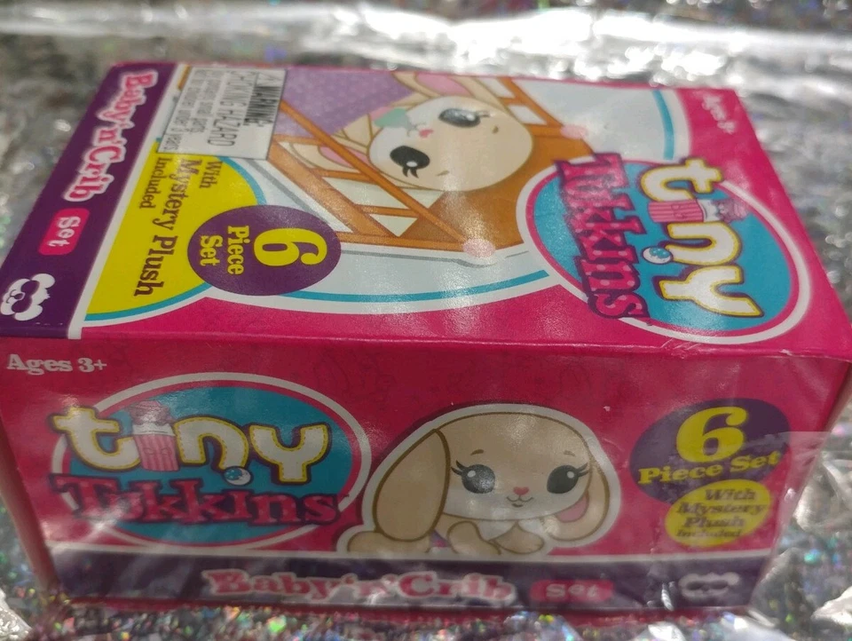 Paquete de felpa misteriosa Tiny Tukkins Baby 'n' Crib  Foto 1 de 1