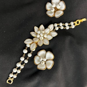 Corona Trifari Clip Pendientes Coro Pulsera Vertido Blanco Leche Vaso Set - Imagen 1 de 4