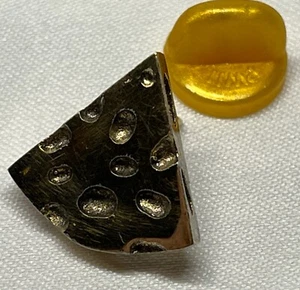 Reggie White Vintage Gold Cheesehead Lapel Pin - Picture 1 of 7