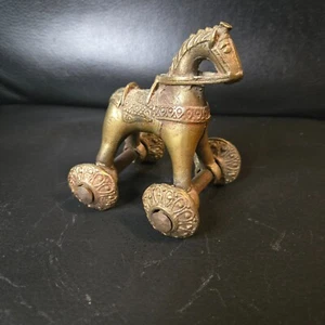 Antiguo caballo rodante de juguete de templo de la India de latón macizo de 5" con ruedas troyano detallado - Imagen 1 de 7