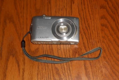 Cámara digital Nikon COOLPIX S3300 16,0 mega píxeles - plateada PARA REPUESTOS Foto 1 de 4