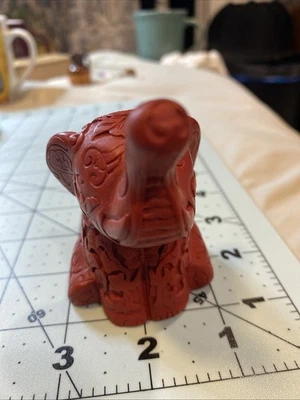 Antiguo cinabrio chino ornamentado/resina roja elefante de la suerte Foto 1 de 4