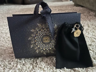 Chanel Bolsa de Regalo Vacaciones 2025 8.8”X5.6” X3” Con DIJE DE CAMELIA DORADO Bolsa Negra Foto 1 de 4