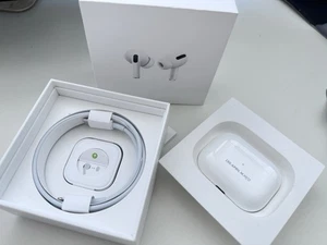 Apple AirPods Pro 1. Gen mit Kabellosem Ladecase - in OVP Magsafe Lightning - Bild 1 von 6