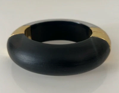 Pulsera bisagra grande de lucita fundida ALEXIS BITTAR - negra Foto 1 de 3