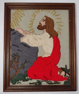 Arte de pared vintage con acabado de punzón de aguja bordado Jesús arrodillado enmarcado - Imagen 1 de 5