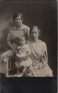 FOTO REAL POSTAL RPPC-TRES GENERACIONES Niña y Mujer~ MUÑECA SOSTIENE NIÑA - Imagen 1 de 2