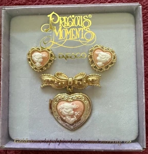 Precious Moments 1997 goldfarbene Anstecknadel Medaillon und Ohrring Set 279757 NEU Neu im Karton - Bild 1 von 7