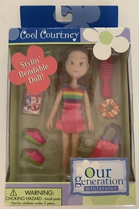 Miniature Nostra Generazione NUOVE. Cool Courtney Stylin' bambola pieghevole capelli rossi - Foto 1 di 5