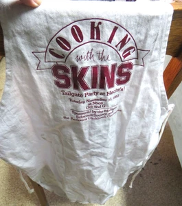 COOKING WITH THE SKINS WASHINGTON REDSKINS PUERTA TRASERA FIESTA DELANTAL HECHT'S NOVIEMBRE 1987 - Imagen 1 de 5