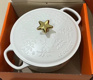 Le Creuset Cocotte Signature 24 cm 9,5 pulgadas Noel Relief algodón perilla en forma de estrella - Imagen 1 de 5