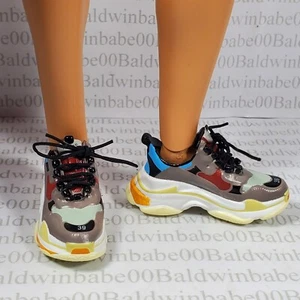 KS (B~ SE ADAPTA A KEN HECHO PARA MOVER MUÑECA CON CORDONES GRIS ROJO ZAPATILLAS DEPORTIVAS ZAPATOS - Imagen 1 de 7