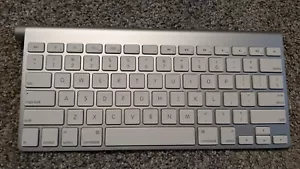 Apple A1314 Wireless Keyboard With Mobee Rechargeable Batterie-Tested & Working - Picture 1 of 4