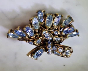 Spilla vintage firmata Hollycraft Copr 1950 blu pastello strass spilla - Foto 1 di 9