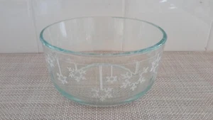 Pyrex Simply Store? Holiday Snowflake Design Cup Bowl Replacement No Lid EUC - Picture 1 of 7