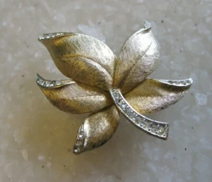 Small Vintage MARVELLA Floral Pin Brooch w/ Clear Rhinestone Accents / FREE SHIP - Picture 1 of 4