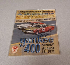 Bobby Allison Firmado Autografiado 1971 Yankee 400 Programa NASCAR Ganador de la Carrera  - Imagen 1 de 1