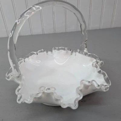 Винтажная корзина Fenton из белого молочного стекла с серебряным гербом 7 дюймов с гофрированной прозрачной ручкой - Изображение 1 из 4