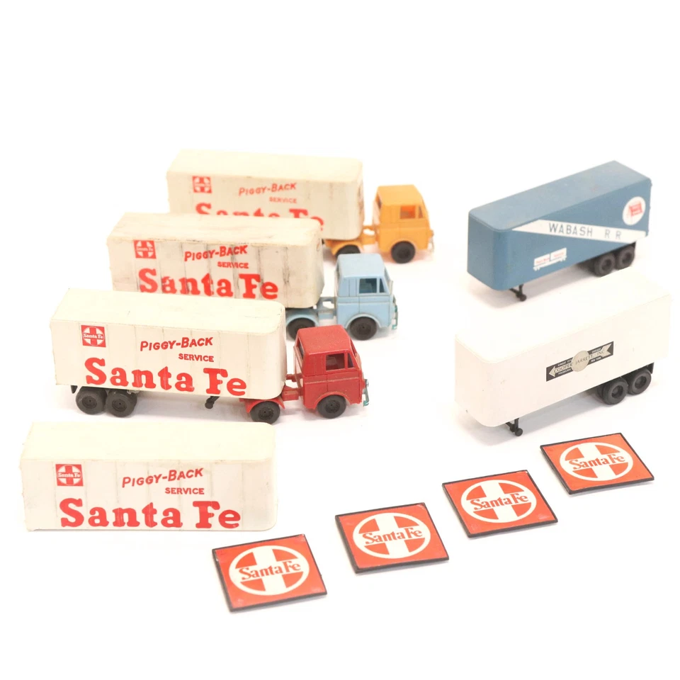 Ho Scale lot - Semi Trucks, Santa Fe Piggy Back Trailers by Tyco for 1:87 Trains - Image 1 of 4