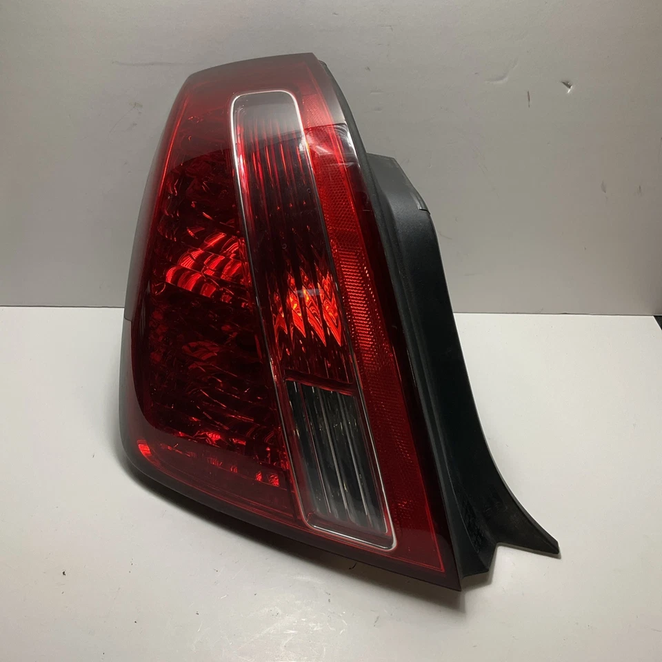 Левый задний фонарь со стороны водителя для KIA Amanti 2007–2009 годов от оригинального производителя 92401-3F - Изображение 1 из 4