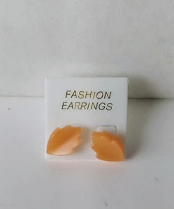 VTG Leaf Shaped Fashion Earrings Butterfly Backed - Picture 1 of 4