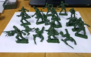 Vintage Lot of 20 Hard Plastic Army Soldiers  - Picture 1 of 6