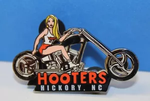 HICKORY, NC HOOTERS BLONDES MÄDCHEN AUF EINEM SCHWARZEN MOTORRAD FAHRRAD ANSTECKNADEL - Bild 1 von 3