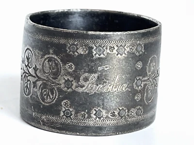 Anillo Servilletero Victoriano Placa de Plata Inscrita Leslie Diseño Hoja Floral Foto 1 de 4